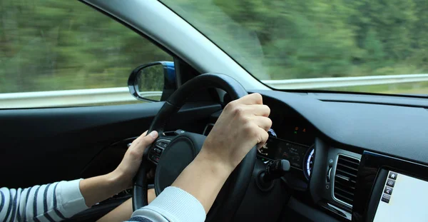 ドライバーの手の指が 速度で車のステアリングを握る — ストック写真