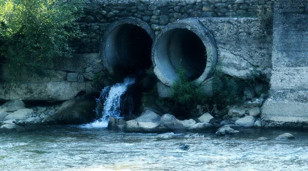 Agua Contaminada Las Tuberías Canalización Contamina Río Claro —  Fotos de Stock