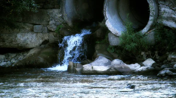 Tuyaux Traitement Rejetant Des Eaux Usées Des Rivières Polluées — Photo