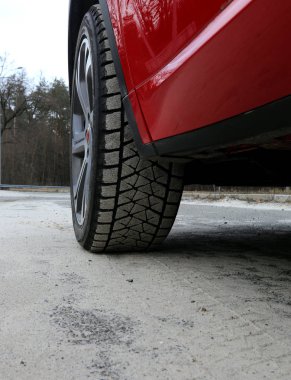 Kum ile kaplı fron direksiyona üzerinde lastik bloklarını basmak