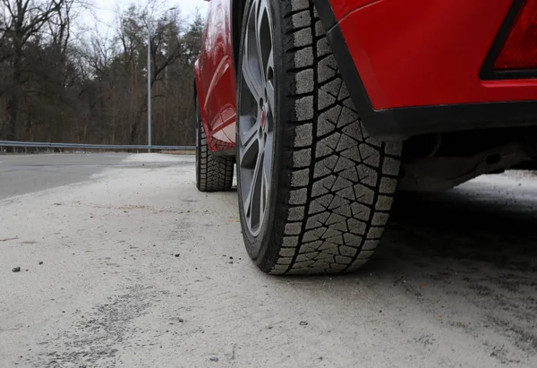 写真をすぐ砂に付着したタイヤと道路に赤い車 — ストック写真