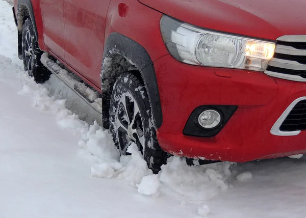 Első Kerék Könnyű Teherautó Van Kapott Megragadt Mély Hóban — Stock Fotó
