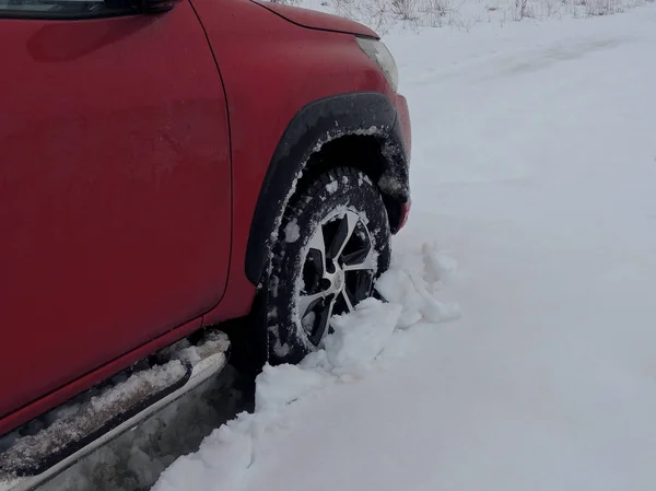 Rueda Delantera Del Camión Nieve Profunda Camino Del Campo —  Fotos de Stock