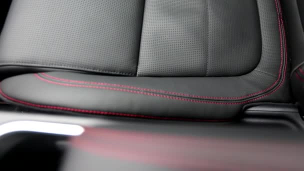 汽车内饰内的真皮座椅的红色线缝合 轨道视频画面 — 图库视频影像