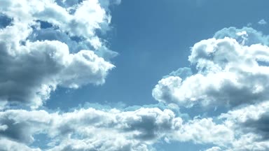 Mavi gökyüzü timelapse video görüntüleri üzerinde çalışan yağmurlu cumulus bulutları 