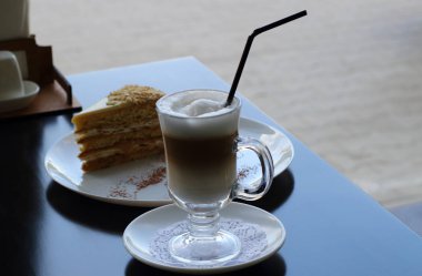 Napolyon pasta ve kapuçino çay odasında ahşap tablo