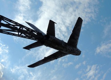 Savaş Müzesi'nde eski jet avcı uçağı Anıtı. Alt bakış açısı 