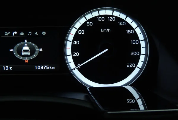 携帯電話は車の速度計の反射を示すし デジタル ナビゲーションをクローズ アップ — ストック写真
