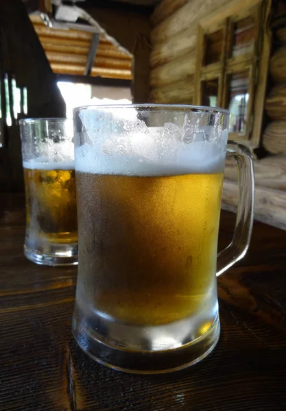 Dois Copos Cerveja Velha Mesa Madeira Casa Campo — Fotografia de Stock