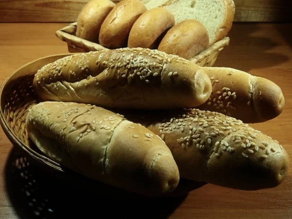 面包店的木架上的新鲜面包 芝麻面包和小麦面包 — 图库照片