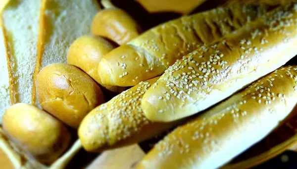 Lang Sesam Buns Ronde Broodjes Brood Gesneden Rieten Mand Houten — Stockfoto