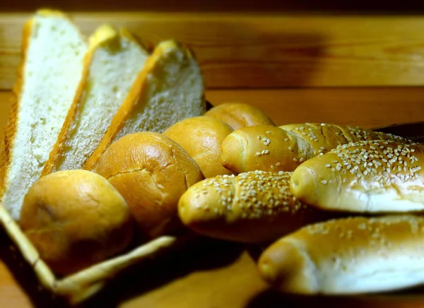 在生态友好的面包店里 芝麻卷 圆面包和切片小麦面包 — 图库照片