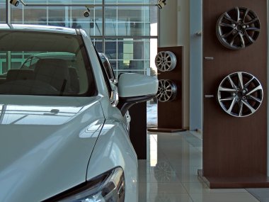 Araba yedek parça mağazasındaki rafta yeni bir araba var.