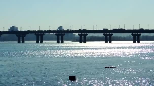 Congestion Voiture Matin Sur Pont Sur Rivière City — Video