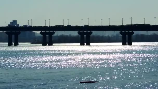 低速移動車のトラフィックを持つ都市川を渡る橋 — ストック動画