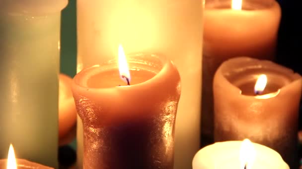 Vielfältige Kerzen lodern in romantischer Stimmung -Video 