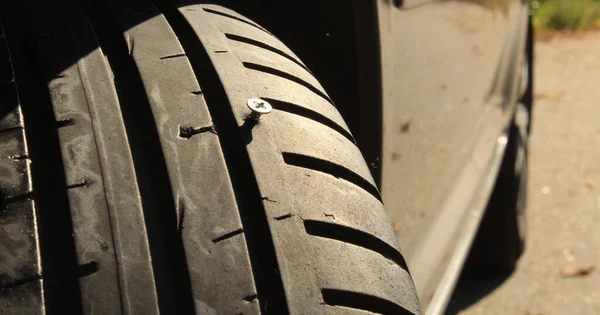 폐기물로 손상된 타이어 — 스톡 사진
