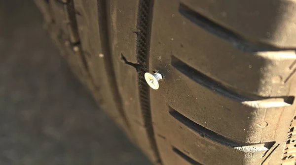 쓰레기 속에서 자동차 타이어를 교체하는 — 스톡 사진