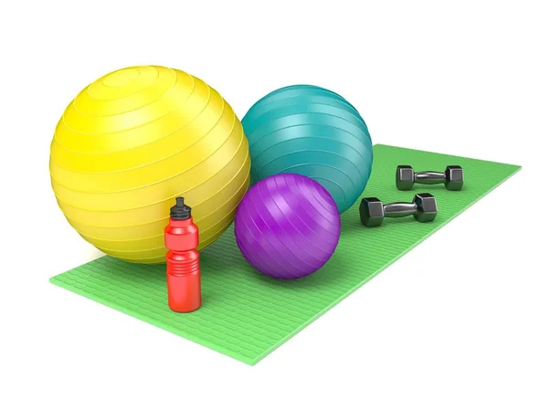 Fitnessball, Kurzhanteln und Plastikwasserflasche auf grünem Yoga — Stockfoto