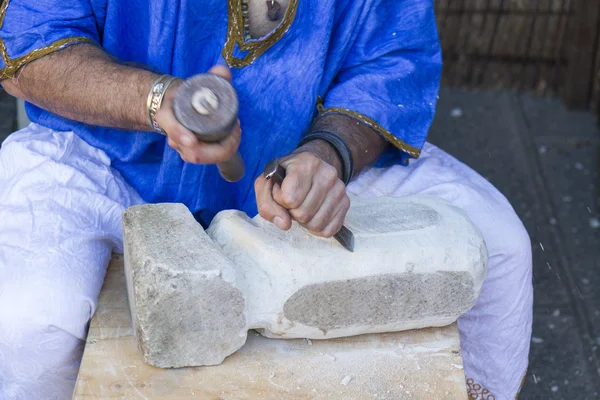 Hombre trabajando piedra y herramientas —  Fotos de Stock