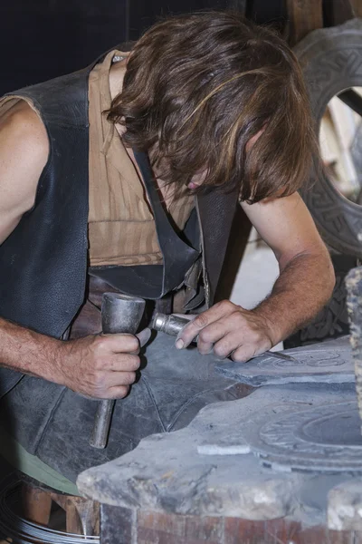 Hombre trabajando la piedra en un mercado medieval en Ávila —  Fotos de Stock