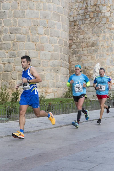 Läufer nehmen am Halbmarathon teil — Stockfoto