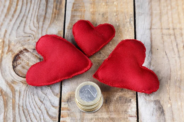 Trzy czerwone serca wykonane ręcznie — Zdjęcie stockowe