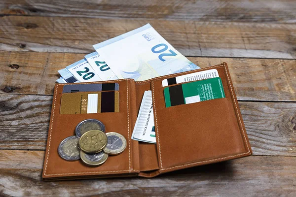Банкноти, євро монети та кредитні картки — стокове фото