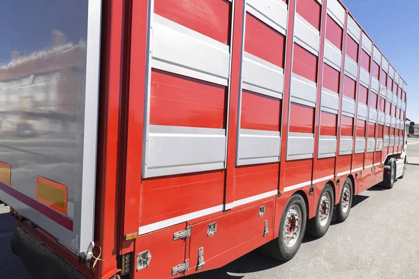 大きな赤いトラック — ストック写真