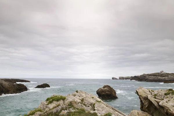 Hermosa Rocosa Costa Verde Para Las Vacaciones — Foto de Stock