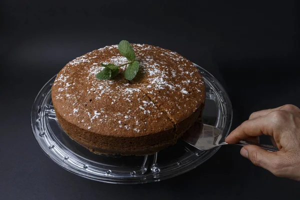 Mulher Que Serve Bolo Chocolate Com Decoração Açúcar Com Uma — Fotografia de Stock