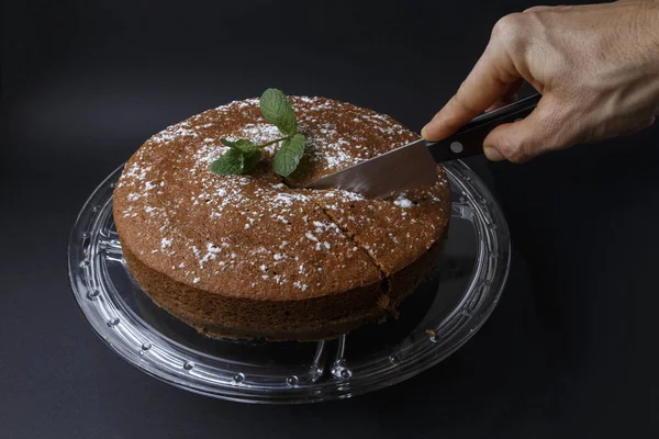 Mulher Cortando Bolo Chocolate Com Decoração Açúcar Com Uma Faca — Fotografia de Stock