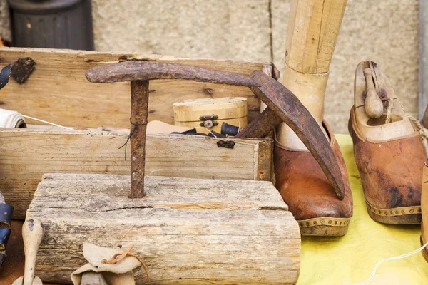 Ayakkabı Bir Esnaf Çalışmak Için Eski Ahşap Araçları Yolu — Stok fotoğraf