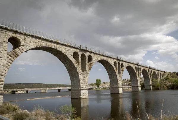 Ponte Pedra Velha Para Estrada Ferro Que Cruza Uma Represa — Fotografia de Stock