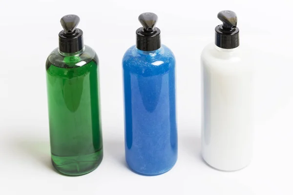 组三不同颜色的肥皂分配器在白色背景上 — 图库照片