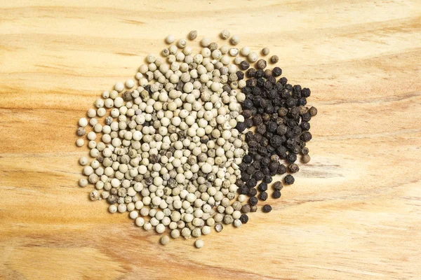 Bunch White Black Peppercorns Wooden Kitchen Board — Stock Photo, Image