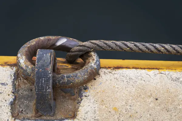 Anillo Oxidado Para Amarre Buque Pesquero Puerto —  Fotos de Stock