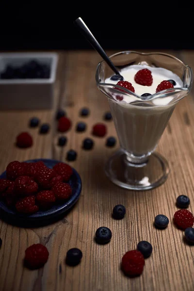 Стеклянная чаша с йогуртом и фруктами — стоковое фото
