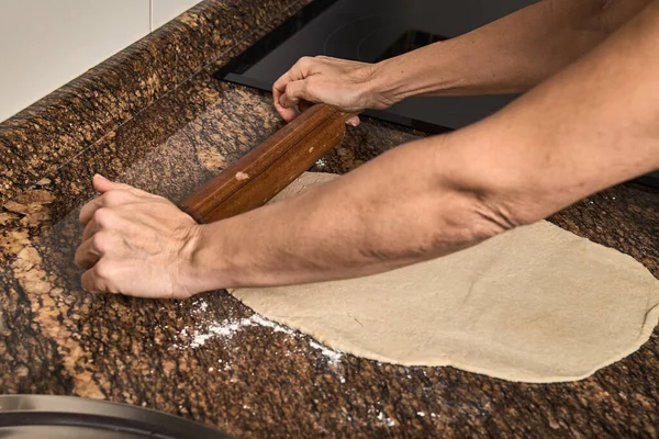 Mãos de mulher trabalhando em uma massa de pizza — Fotografia de Stock