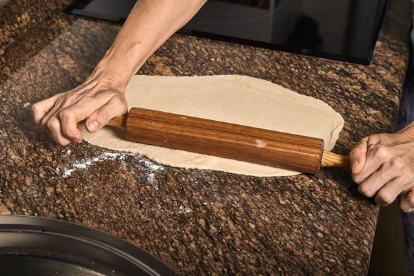 Женские руки работают над тестом для пиццы — стоковое фото