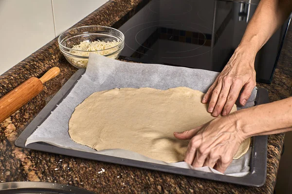 Mãos de mulher trabalhando em uma massa de pizza — Fotografia de Stock