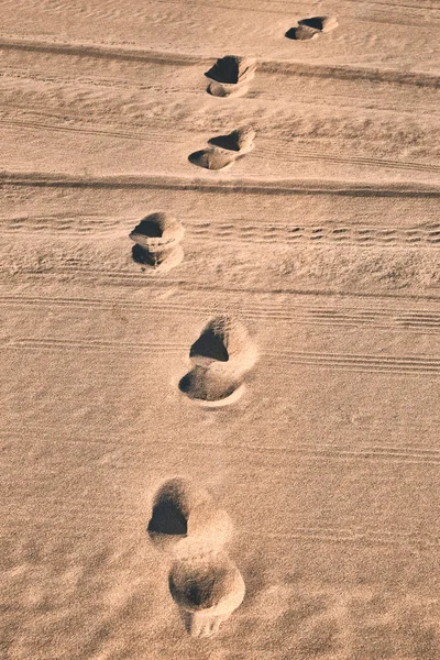 Schritte im Sand eines Strandes — Stockfoto