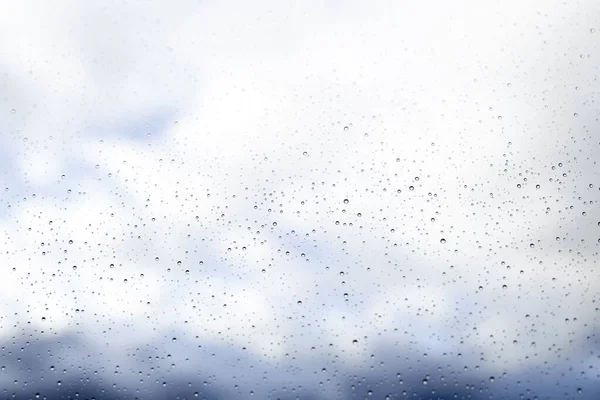Struttura di vetro con gocce d'acqua in un giorno di primavera piovoso — Foto Stock