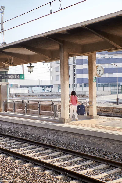 Mulher subindo as escadas de uma estação de trem — Fotografia de Stock