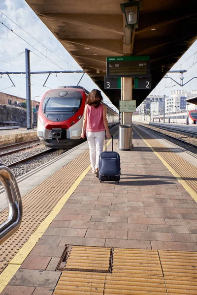 Viajante mulher andando e espera trem na plataforma ferroviária — Fotografia de Stock