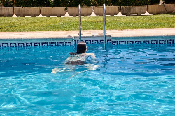 Человек Плавает Бассейне Концепция Отдыха Спорт — стоковое фото