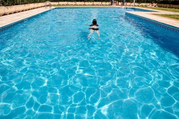 Havuzda Yüzen Biri Tatil Konsepti Spor — Stok fotoğraf