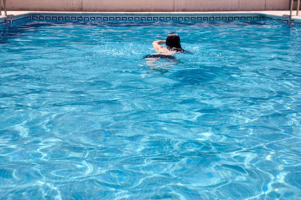 在游泳池里游泳的人 假日概念 — 图库照片