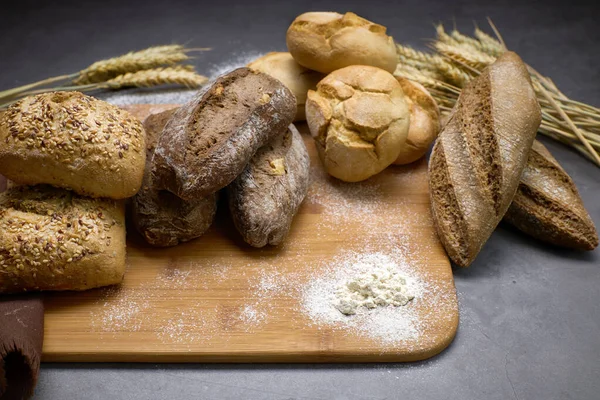 Deliciosos Panes Junto Espigas Trigo Una Tabla Madera Productos Panadería —  Fotos de Stock