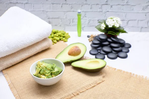 Avocado Split Half Skin Care Treatment Spa Care Health Concept — Stock Photo, Image